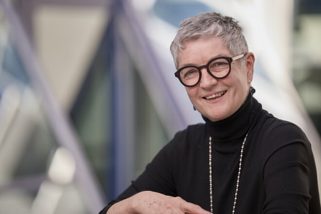Bildungdezernentin Carmen Rivuzumwami im Interview (externer Link zu www.elk-wue.de)
